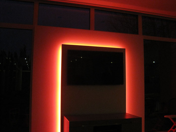 Wandmeubel met RGBW led aan.